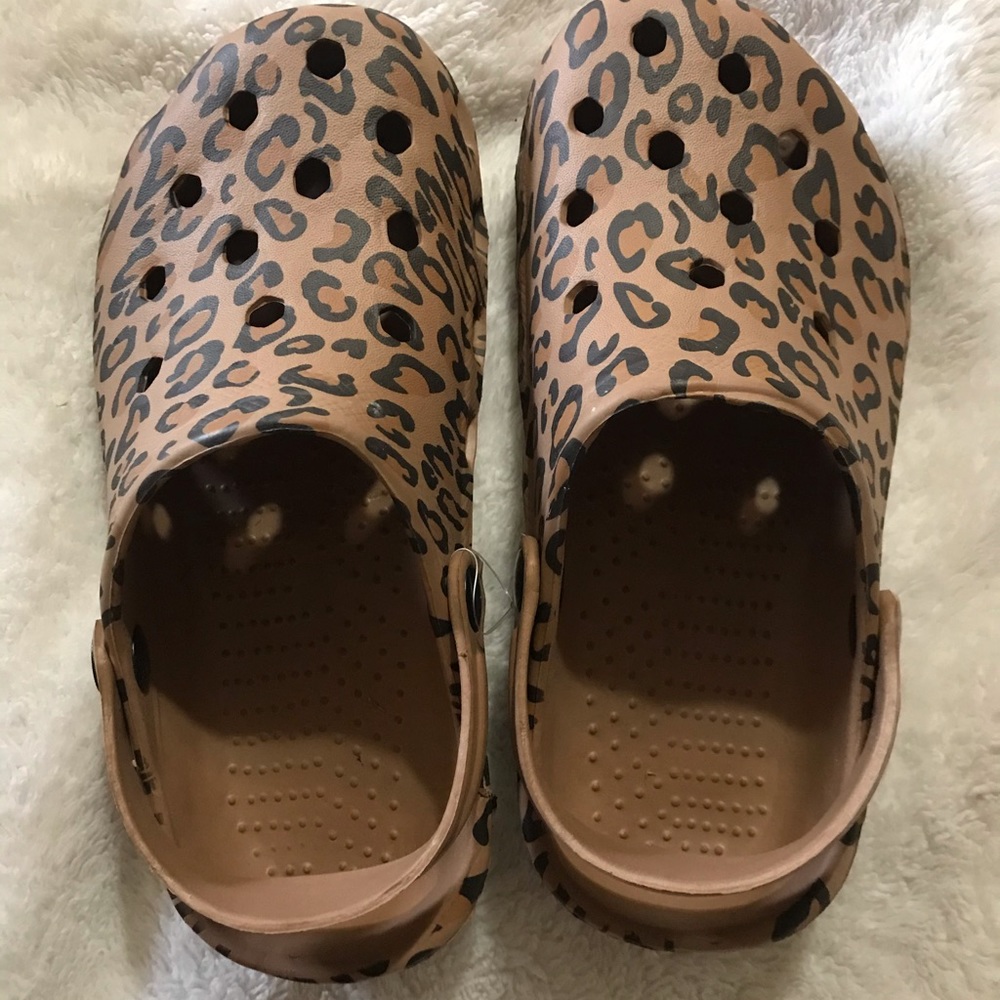 Leopard Unbranded Crocs!